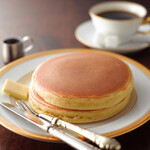 Marufuku Coffee Ten Hanedakukoten - ホットケーキ：
                      オーダーを頂いてから銅板で１枚１枚丁寧に焼きあげます。懐かしい味と香りのホットケーキ。
                      ホットケーキにたっぷりのバター、シロップは蜂蜜かメープルをお選びいただきます。