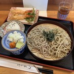 Soba Komachi - 《二色ざる盛り／ダッタン(右)と南部(左) 880円》　＊シャケのおにぎり付き　＊トッピング／えび天 320円