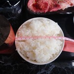 炭火焼肉 牛のまるやま - うしまる上焼肉ランチ（上カルビ＆上ロース各60g、ご飯、サラダ、スープ、キムチ、ドリンク）1958円　お茶碗の直径12.5cm