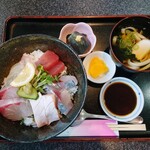 お食事処 かつら亭 - 令和5年6月 ランチタイム
            海鮮丼定食 950円
            海鮮丼、ミニうどん、茄子の煮浸し、漬けもの