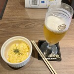 Osake no Bijutsukan Shinjukuku Washintonhoterubiru Ten - マルエフ生700円、持ち込みのタマサラ