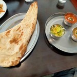 Indian Diyo - Cセット950円  ナンとカレーのお皿は別々で届いた(๑°o°๑)  カレー2種類、サラダ、ナンorライス、ドリンク付き(￣^￣)ゞ  上、エビ  下、キーマ