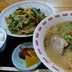 Nakayama Hanten - ニラ炒め定食、900円。