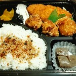 Omusubito Katsutadai Ten - 注文したのは「白身フライ弁当」に「からあげ２個」を追加。トータル５５０円ちょっとのお値段。