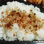 Omusubito Katsutadai Ten - お弁当には「ふりかけサービス」ということで「梅ごま、かつお、のり玉」の３種から「かつお」を選択。レジ脇には手書きで案内があるので、日によって選択肢が変わるかもしれません....