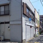 hari - 売切次第、閉店。シャッターにある小～さな茶色い看板が目印