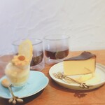 POROKI COFFEE - エルサルバドル　ドンハイメ　パカス　ハニー(￥600)
                      、白桃のバスクチーズケーキ(￥600)
                      ・エチオピア　チェルベサ(￥600)
                      、レモンとココナッツの向日葵ムース(￥600)。