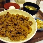 Sukiya Akashi Ekimae Ten - 牛丼中盛＋おしんこ・たまご・みそ汁が付いた3点セット