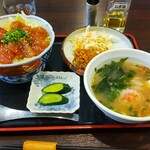 Paris Kara Kita Wa - 本日のづけ丼（いなだ）　ケイジャンチキンサラダ　和風牛骨のミニフォー　1600円