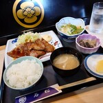 石松すし - 日替わり定食(豚のしょうが焼き) 900円(税込) 