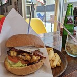 Burgers Cafe Tomotomo - BBQエッグベーコンバーガー、追加チーズ