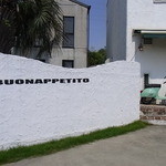 CUCINA BUONAPPETITO - 白いしっくい壁に店の名前が。