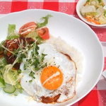 ACCO CAFE - ロコモコ　850円　ふわふわでジューシーなハンバーグに半熟たまごとソースを絡めて。定番の人気メニュー