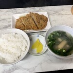 よしのや食堂 - この日の朝ごはん。
      ◆ ご飯 ¥170-
      ◆ しる ¥120-
      ◆ とんかつ ¥280-