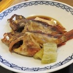 本町備後屋 - 『今日の煮魚はホゴ、アラカブです』標準和名ではカサゴのことですね　小さいので二尾だそうです　付け合せは茄子