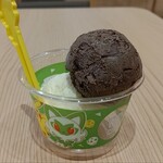 サーティワンアイスクリーム - チョコとバニラのダブル。カップはポケモンコラボ？