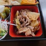 三代目伝次郎 - ◯煮物
牛肉、白菜、糸こんにゃくが
すき焼き風な味わいで煮られてた。

標準的な味わいよりも
少し甘みが抑えられてる感じはするけれど
美味しい味わいではあった。