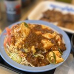 松屋 - 麻婆丼！？下はサラダ。