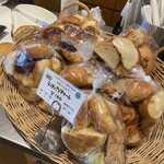 BREAD & DISHES Muginoki - 余ったパンを細断して安く販売　味見も出来て食品ロスも減らせてGOODな売り方と思います