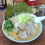 Yokohama Iekei Ramen Konshinya Numazu Ten - 野菜盛りもりの、味噌らぁめん。