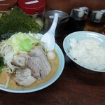 Yokohama Iekei Ramen Konshinya Numazu Ten - 味噌らぁめん＋野菜盛り＆ライス中。そして、まくり証明書で、チャーシュー1枚トッピング。