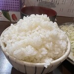 家庭料理居酒屋 よってって - ご飯、何も言わずともこの盛り…！でも、旨過ぎて食べられちゃうのよね…