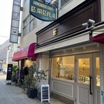 Patisserie Chocolaterie Emera - 先代の「エメラ洋菓子店」から「パティスリー ショコラトリー エメラ」へ。温故知新の心を大切にされています。