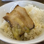 いっとく家らーめん - ここの焼豚は白飯との相性抜群！