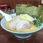 Yokohama Iekei Ramen Konshinya Numazu Ten - 醤油野菜ラーメンを斜め上から…。