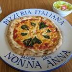 PIZZERIA&BAR NONNA ANNA - マルゲリータとサラダ