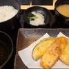 天ぷらとワイン 小島 - 野菜天定食(税込690円)
①竹輪天②茄子③薩摩芋④蓮根⑤南瓜⑥エリンギ⑦茗荷 

⑧白ご飯⑨浅蜊のお味噌汁⑩お漬け物 

フライヤーで揚げられています
チェーン店ならではの安定した味わいですね