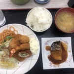 魚忠食堂 - 料理写真:ミックスフライ定食800円    サバの味噌煮150円