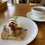 カフェ ぼあこ - 紅茶と紅茶のミニシフォンケーキ アイスクリーム添え