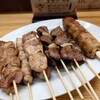 とりやす - 精肉(5本) 800円(税込)。 
ハツ(5本) 800円(税込)。 
つくね棒(1本) 250円(税込)