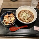 つけ蕎麦酒場 ぢゅるり - ミニ唐揚げ丼セット830円、かけそば