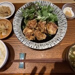 Ashi Teishoku & Diner - 大分中津唐揚げ(モモ)定食 1,050円　トッピングなし