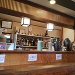 かねよし - カウンター席は居酒屋かスナック。