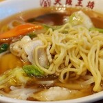 大阪王将 - あんかけラーメンの麺UP