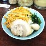 Yokohama Iekei Ramen Konshinya Numazu Ten - ライス上に、具材達を一時避難(笑)。