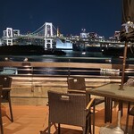 TGI Fridays Minatoku Daiba Ten - 店内の窓際のお席からで、こんなに綺麗に夜景が見えます♪