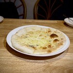 Italian Dining Satoru - ■4種チーズのクアトロピッツァ ￥1.250［by pop_o］