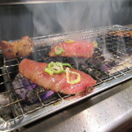 Yakiniku Sakaba Nikumaru Heiwadori Ten - 炭火焼きです♪