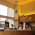 カフェ キートス - 店内。　高い天井　明るく。