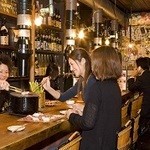 Mott's Bar Hon Ten - スタッフとの会話が楽しいカウンター席