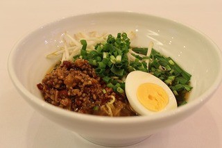 Sanrei Cha - 台湾ラーメン820円。ニンニクと唐辛子たっぷりで、体の中からポッカポカです♪