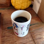 nananii - ◯ホットコーヒー
      抽出されてから結構な時間経過している香りと味わい
      
      煮詰めた雰囲気で割と濃いめな
      ストロングテイストになってる
      
      苦みがドッシリまずは感じて
      酸味はあとから追うように出てくる感じ