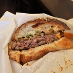 LUXE BURGERS & Sunny's Table Asakusa Ten - チェダーチーズバーガー　断面