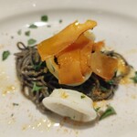 LA CHIAVE - イカスミを練り込んだ自家製パスタのカラスミ（ボッタルガ？）のペペロンチーノ