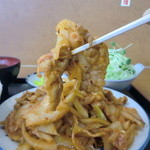 竹野食堂 - 豚キムチ炒め定食：豚バラ肉と、しっかり炒めた玉ねぎの甘味が、キムチの辛さを和らげ、マイルドな味わいに。