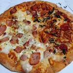 Domino Pizza Kakogawa Ten - ハーフ＆ハーフMサイズ(ﾊﾝﾄﾞﾄｽ：ﾏﾙｹﾞﾘｰﾀ・ｶﾘﾌｫﾙﾆｱｽﾀｲﾙﾁｷﾝ&ﾍﾞｰｺﾝ)